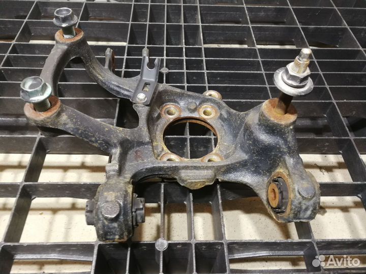 Кулак задний Правый Mazda 3 BM BN