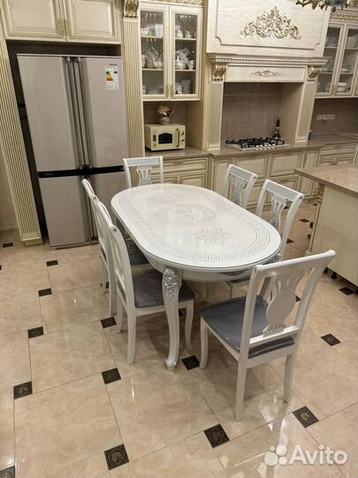 Кухонный стол и стулья новые