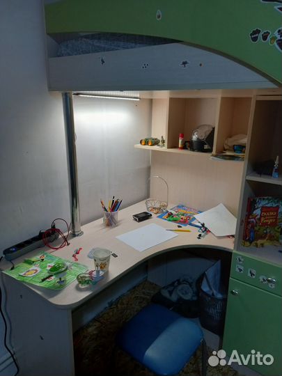 Детская кровать чердак со столом и шкафом