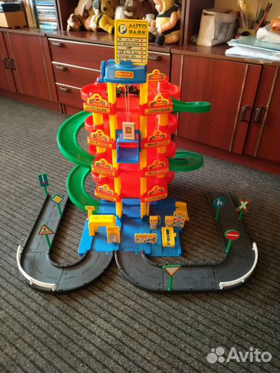 Гараж Паркинг 5-уровней с дорогой и авто(Полесье)