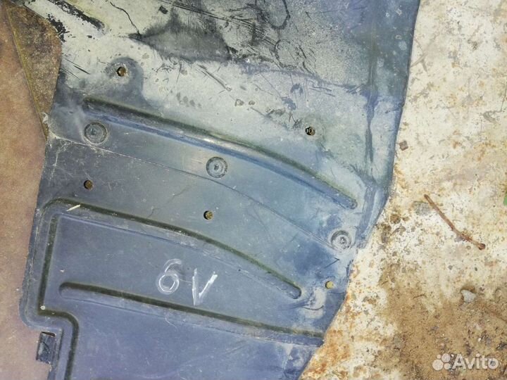 Пыльник двигателя Митсубиси Лансер 9