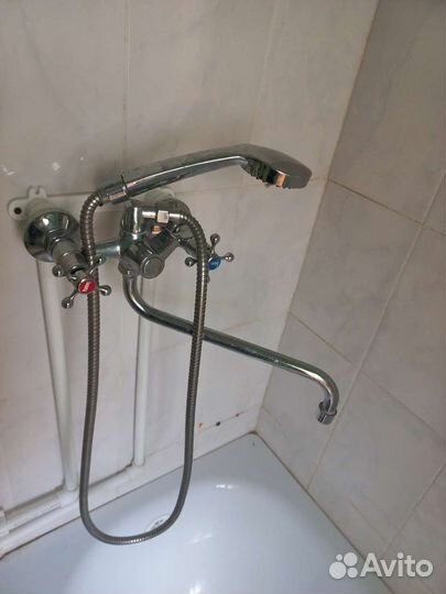 Ванна и смеситель настенный