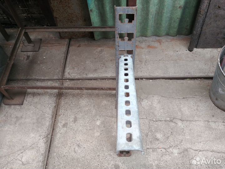 Кронштейн для полок