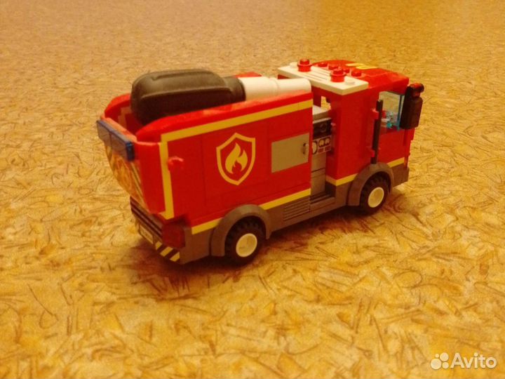Оригинальное лего. Пожарная машина