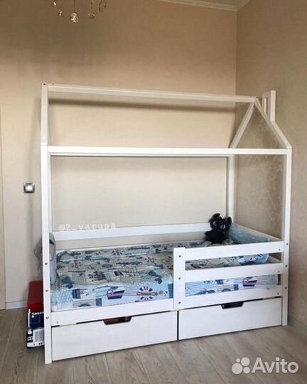 Кроватка для малыша из массива с бортиком домик