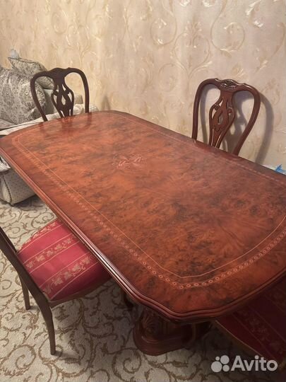 Обеденный стол без стульев