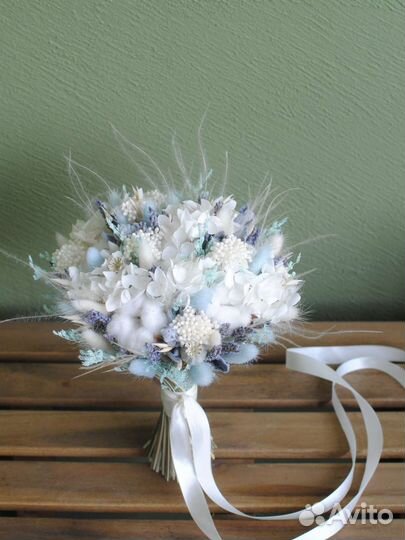 Букет невесты из сухоцветов небесный