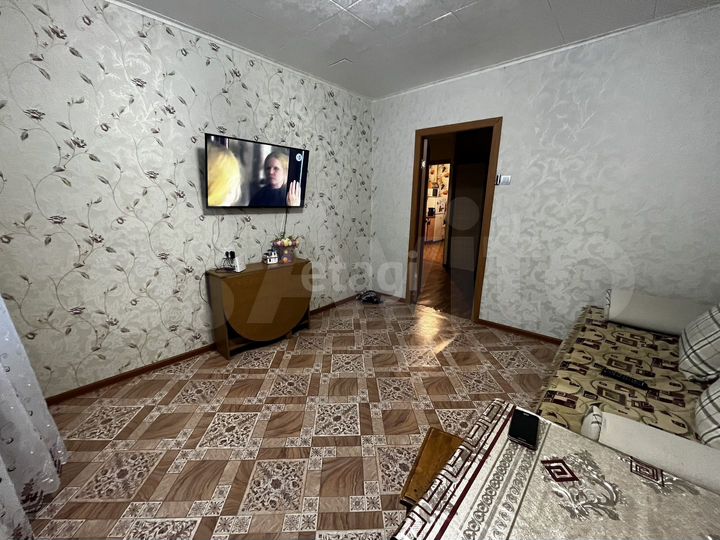 2-к. квартира, 42 м², 1/9 эт.