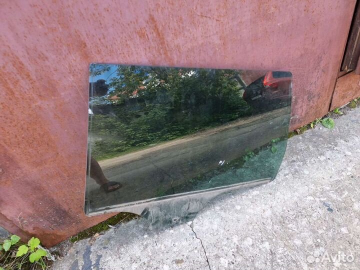 Стекло задней левой двери Пассат Б-5+ универсал