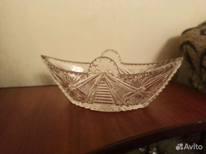 Хрустальная конфетница на ножке