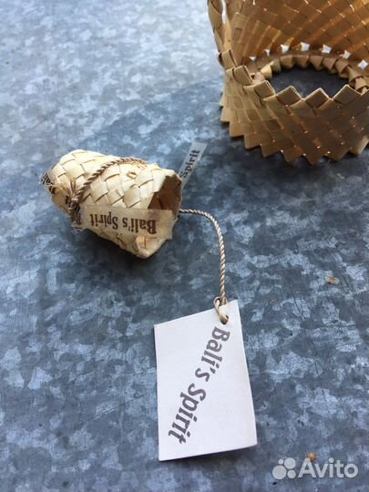 Сувенирная бутыль в корзиночке Бали