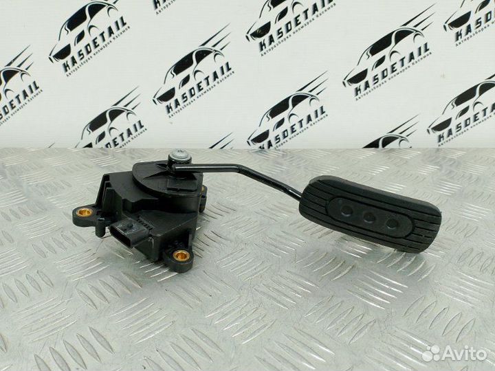 Педаль газа Nissan Note E11 HR16DE 2009