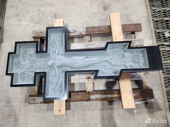 Резной гранитный крест памятник