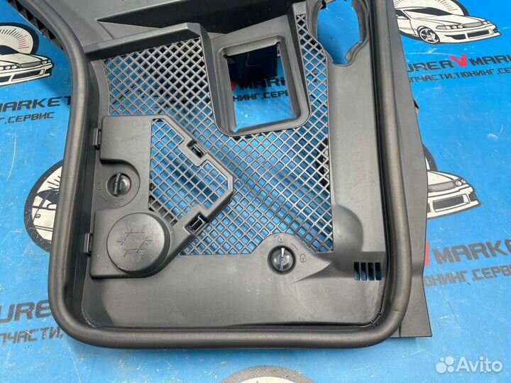 Декоративная крышка двигателя левая Mercedes-Benz