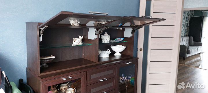 Стеклянная тумба под тв и подвесной шкаф