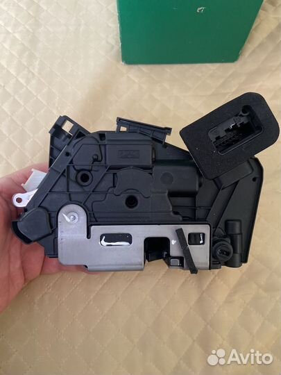 Замок двери задней правой skoda yeti