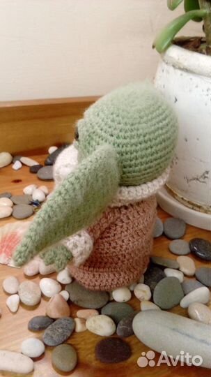 Игрушка Бэби Йода, связанная крючком