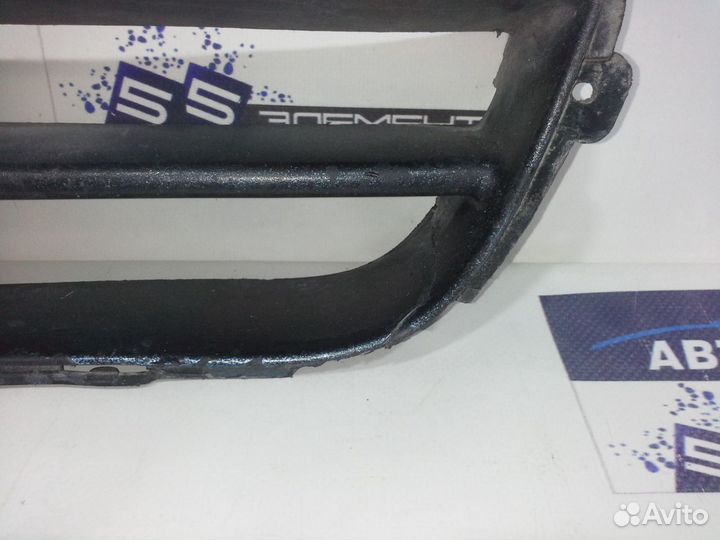 Решётка переднего бампера центральная Kia Ceed