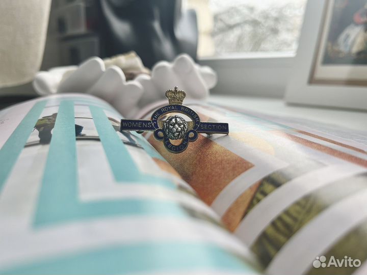 Винтажная брошь-значок « Women’s section»