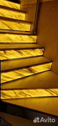 Производим подступенки из искусственного оникса