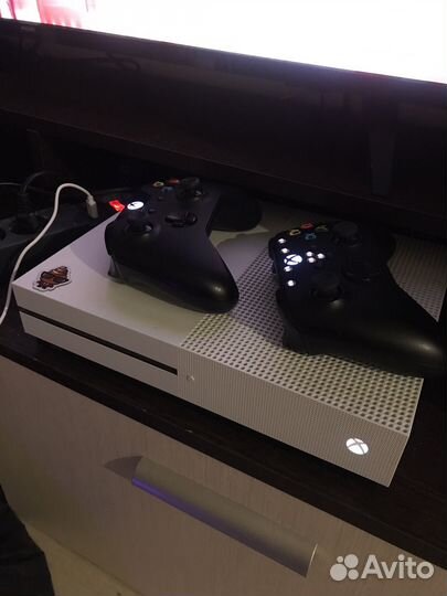 Xbox One s 2 геймпада 1tb