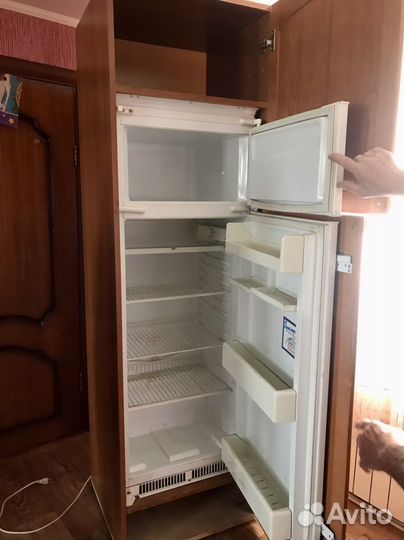 Холодильник встроенный в шкаф