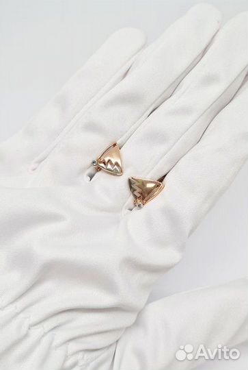 Золотые серьги с камнем