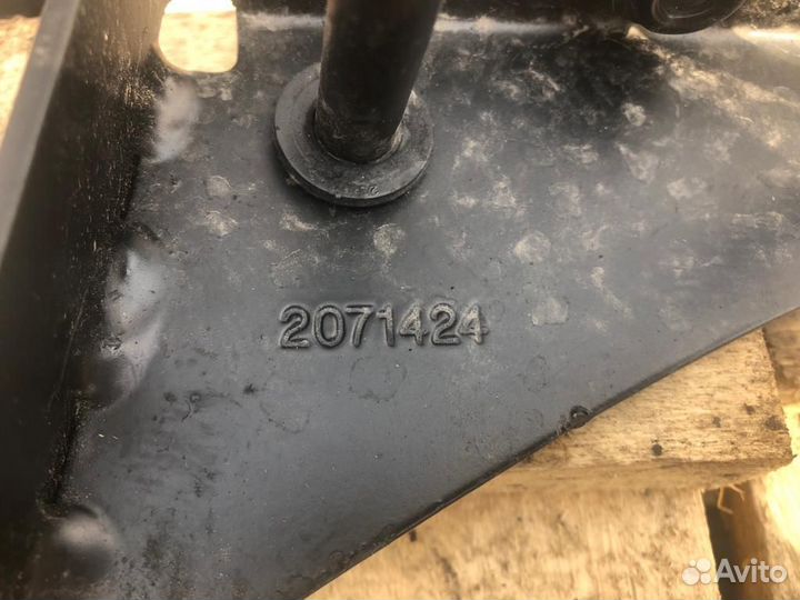 2071424 Кронштейн верхнего спойлера правый Scania
