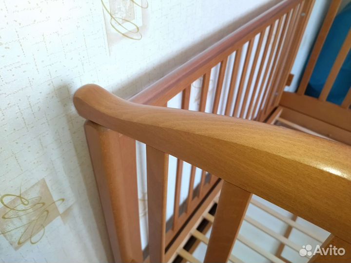 Детская кроватка из дерева