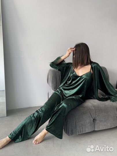 Велюровый костюм с перьями