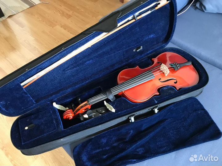 Скрипка с футляром и смычком