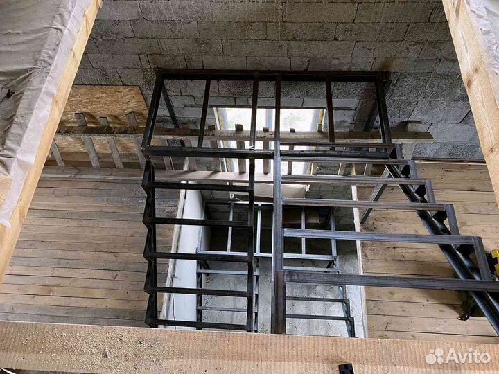 Лестница металлическая в коттедж