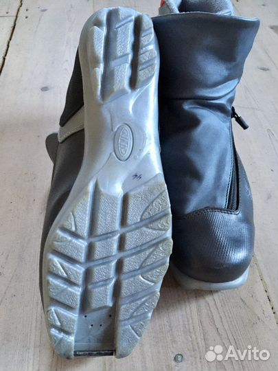 Лыжные ботинки мужские с лыжами