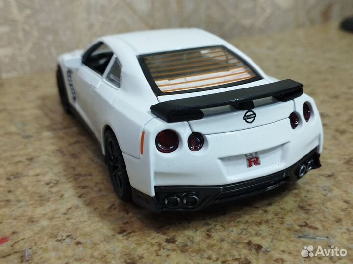 Модель автомобиля Nissan GTR масштаб 1:32