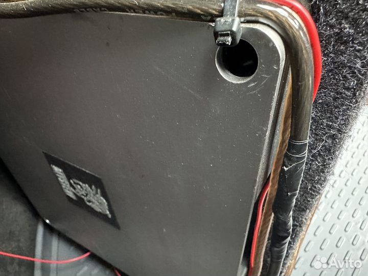 Сабвуфер и усилитель в автомобиль