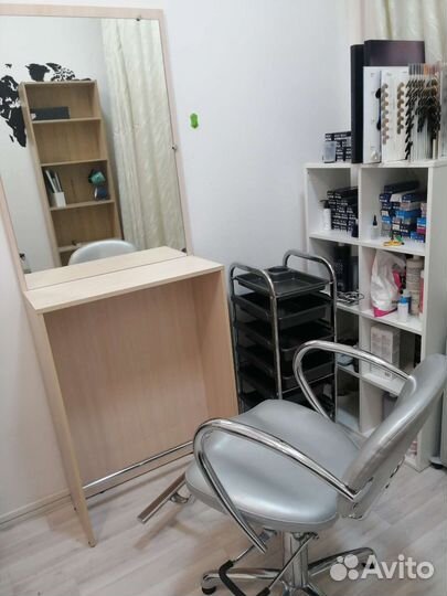 Парикмахерское кресло и тележка