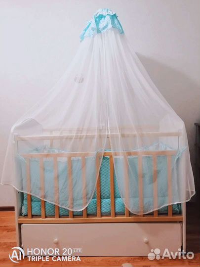 Детская кроватка с маятником