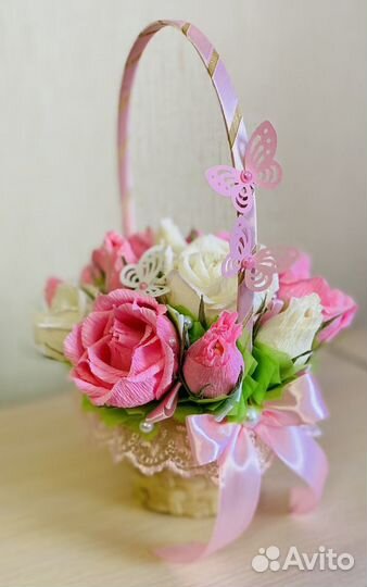 Корзина роз с конфетами