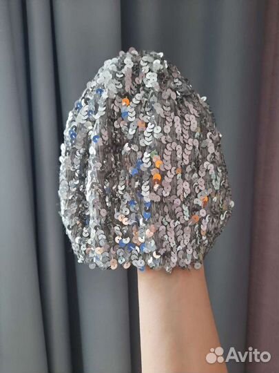 Много разнообразных шапок