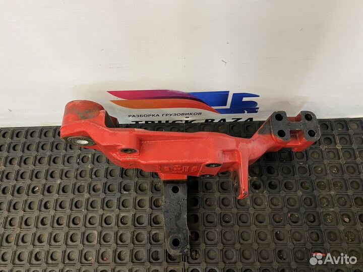 1643163 Кронштейн рессоры передней правый