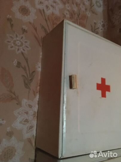 Аптечки настенные, гирьки, дорожный набор СССР