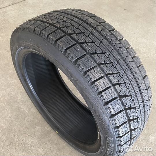 Bridgestone Blizzak VRX 235/45 R18 94S