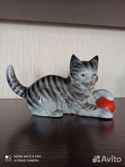 Статуэтка фарфоровая