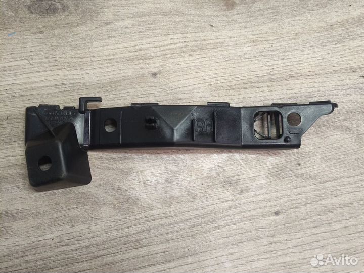 Крепление переднего бампера правое Kia Ceed