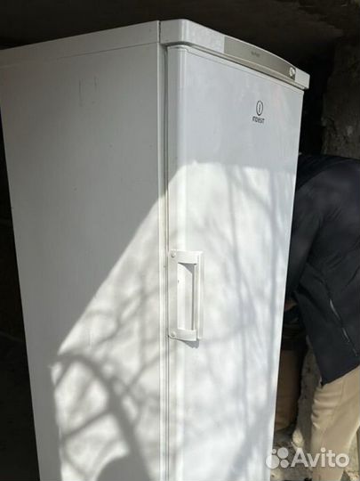 Морозильный шкаф
