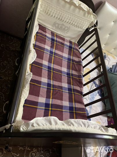 Детская кроватка с маятником