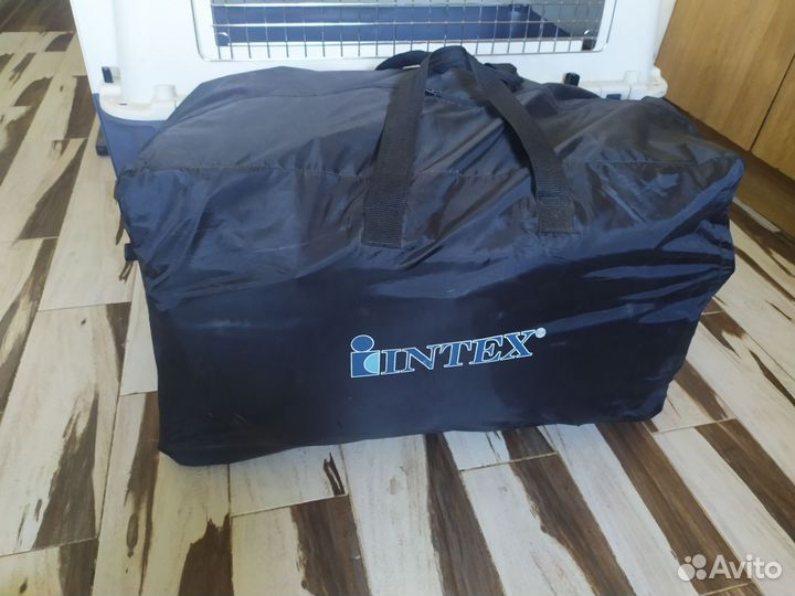 Надувная лодка intex