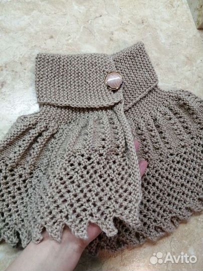 Женская вязаная манишка бежевая