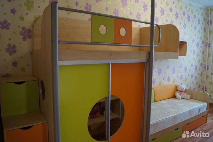 Кровать двухъярусная со шкафом