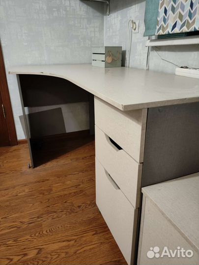 Письменный стол с ящиками и полками